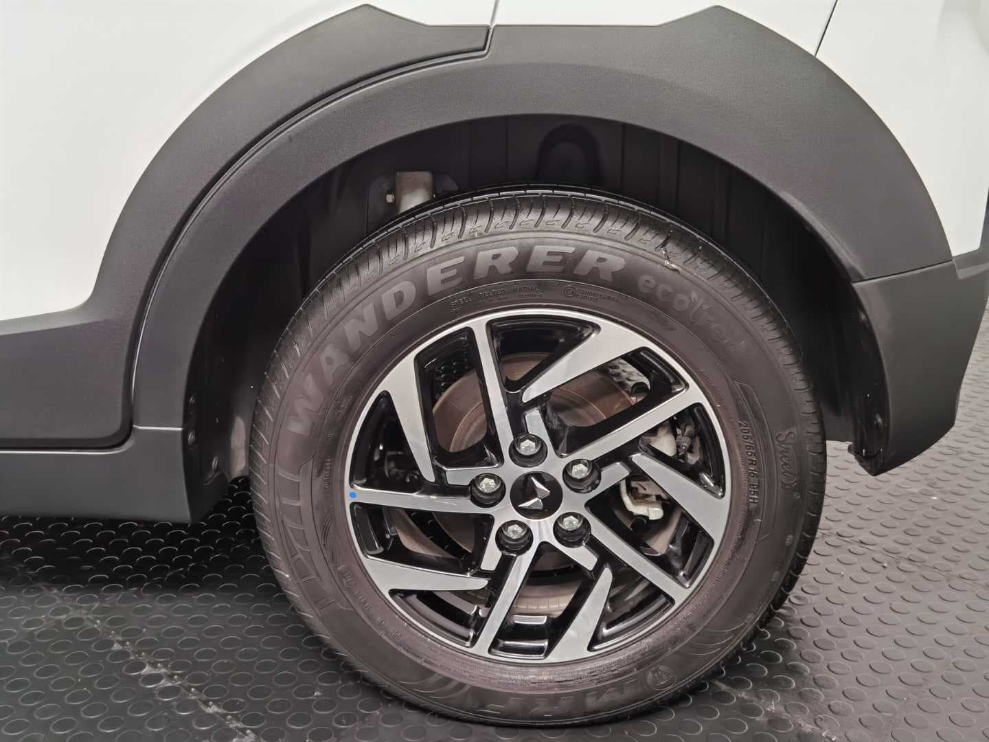 MAHINDRA XUV3XO 1.2T AX5 A/T image 12