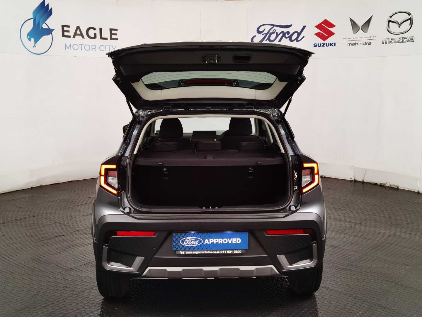 MAHINDRA XUV3XO 1.2T AX5 A/T image 6