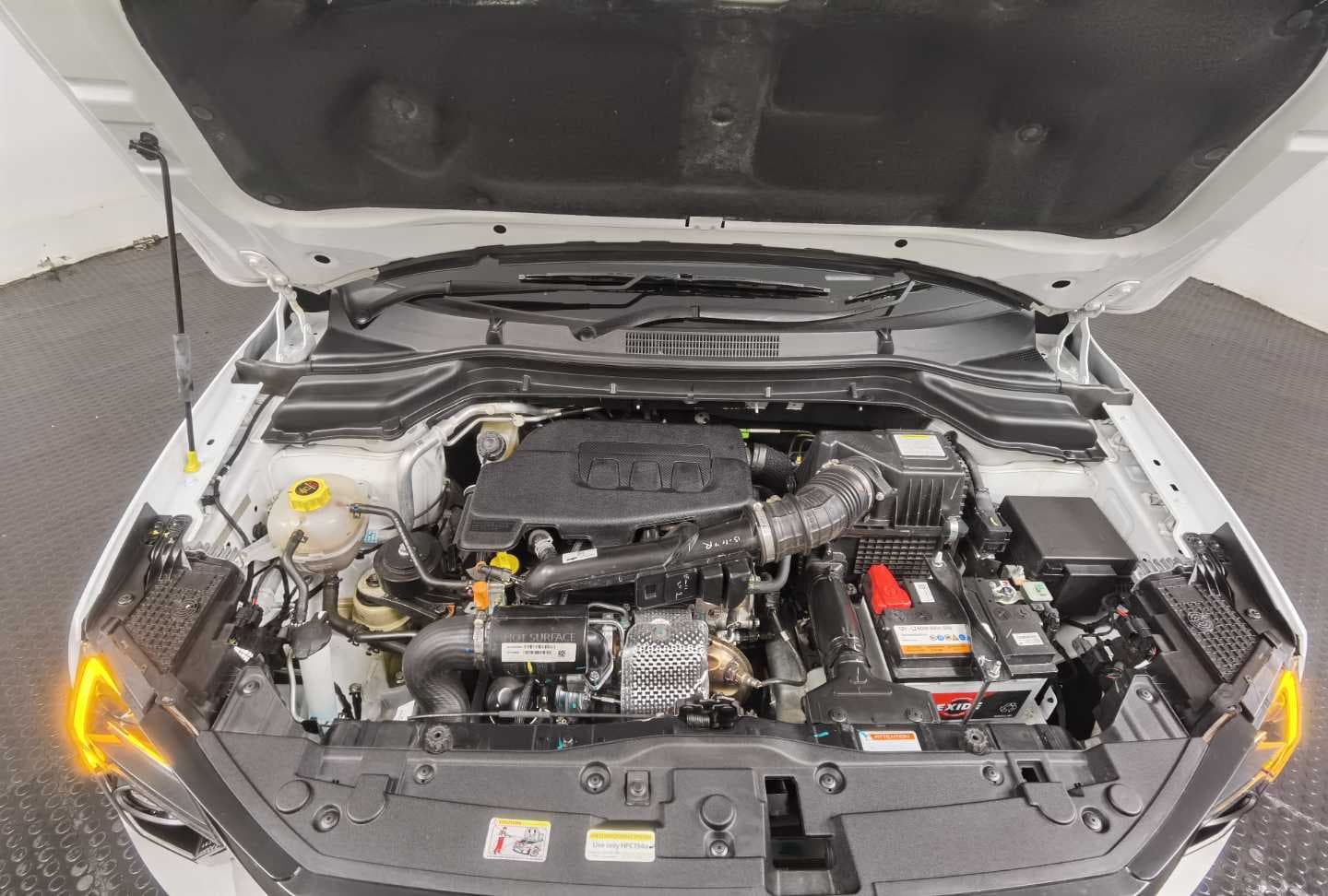 MAHINDRA XUV3XO 1.2T AX7L A/T image 5