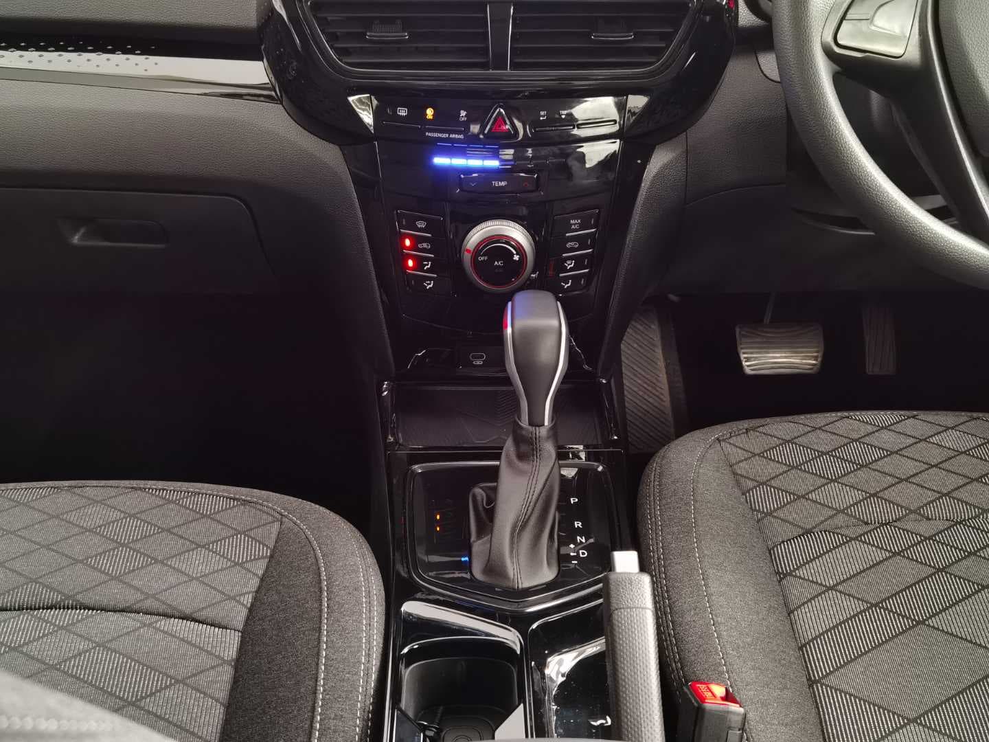 MAHINDRA XUV3XO 1.2T MX2 A/T image 11