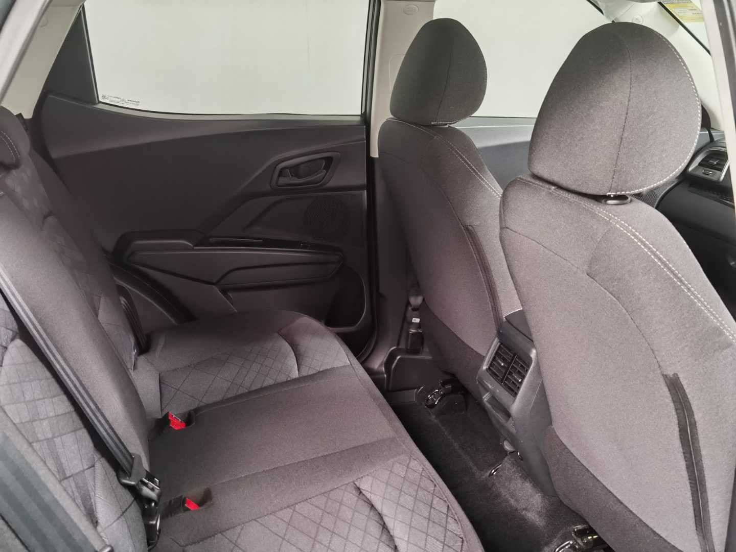 MAHINDRA XUV3XO 1.2T MX2 A/T image 21