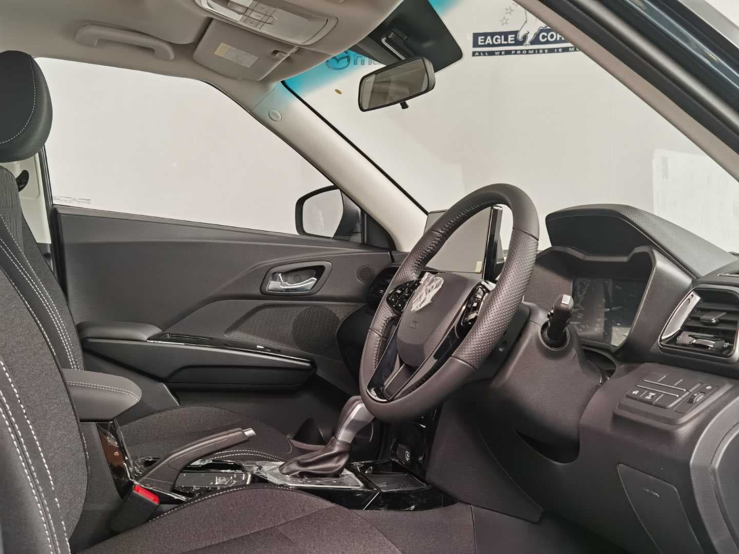 MAHINDRA XUV3XO 1.2T AX5 A/T image 15