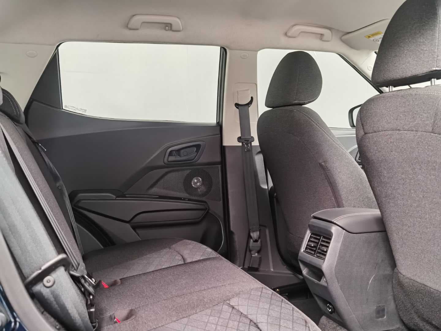 MAHINDRA XUV3XO 1.2T MX2 A/T image 16