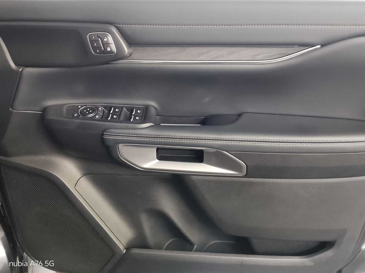 FORD EVEREST 3.0D V6 PLATINUM AWD A/T image 16